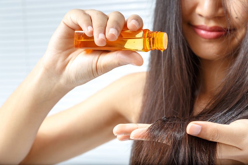 Appliquez de l'huile de jojoba aux extrémités des cheveux