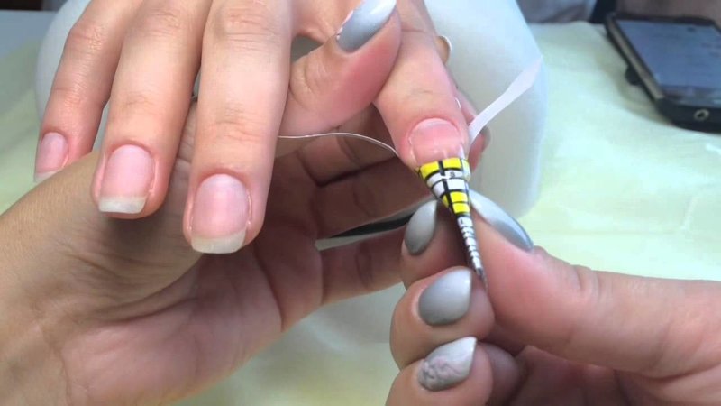 Extension d'ongle sur des formulaires en papier