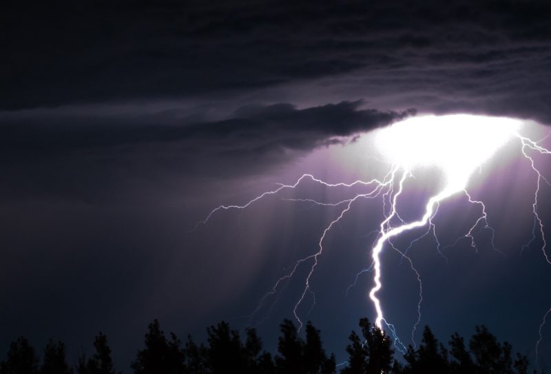 Ville avec la foudre dans un rêve