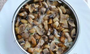 Salade de céleri, champignons sauvages et tomates