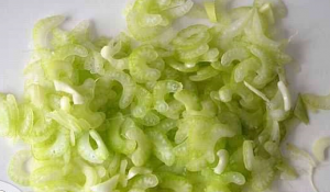 Salade de légumes au céleri, concombres et chou de Chine