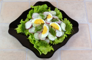 Salade de radis, concombre et légumes verts
