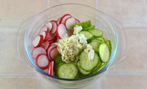 Salade de radis, concombre et légumes verts