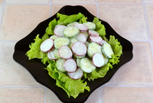 Salade de radis, concombre et légumes verts