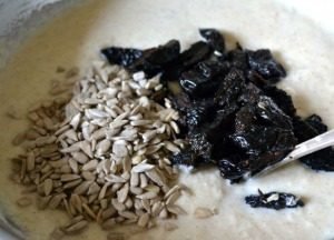 Semoule aux pruneaux et graines