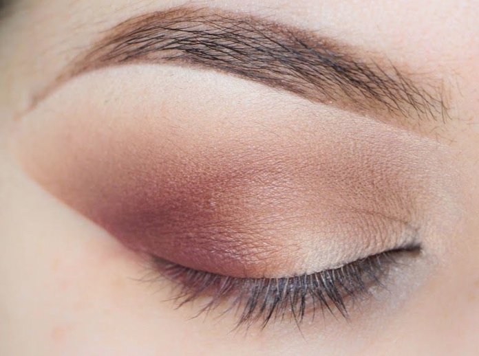 Souligner le coin de l'œil avec une technique de feuille