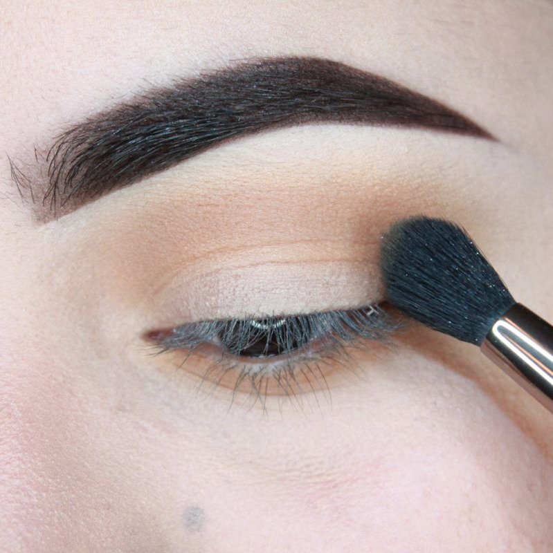 Appliquer un fard à paupières sur la paupière