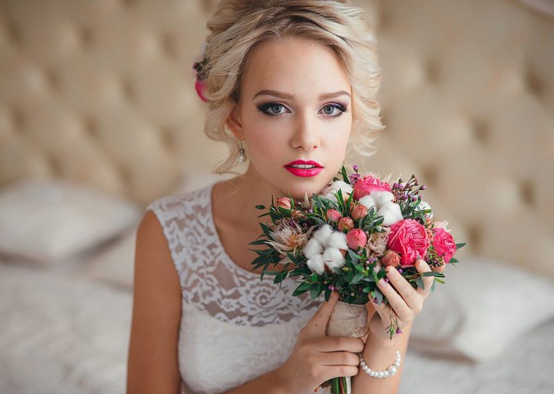 Maquillage de mariage pour les blondes aux lèvres brillantes