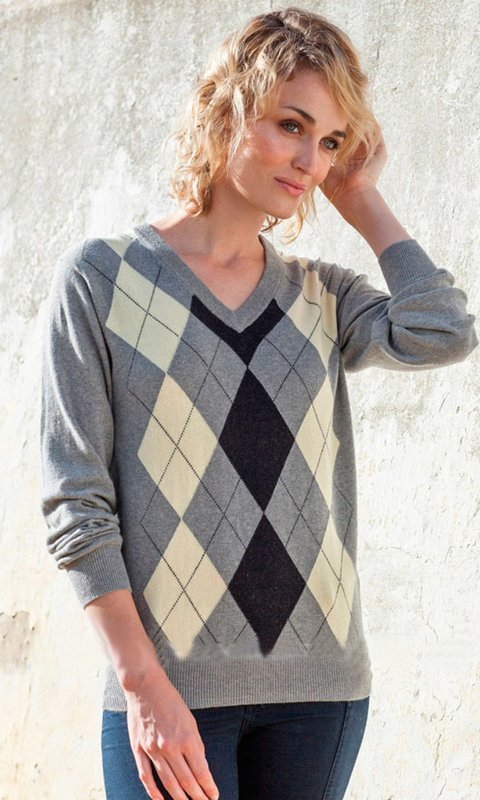 Fille dans un pull avec un motif de diamant