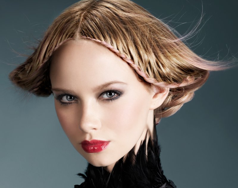 Coiffure de longueur moyenne intéressante