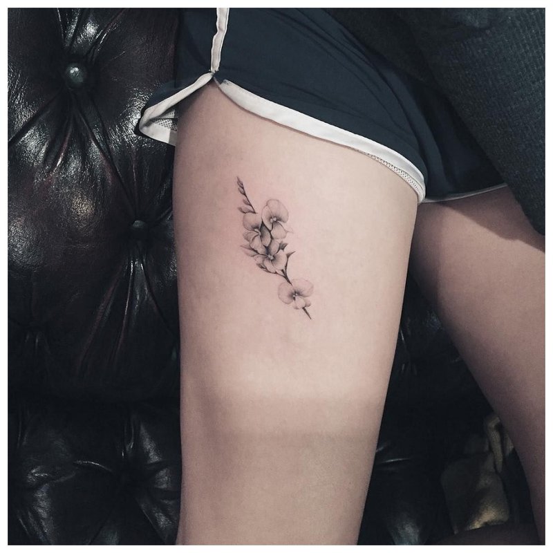 Petit tatouage sur la jambe