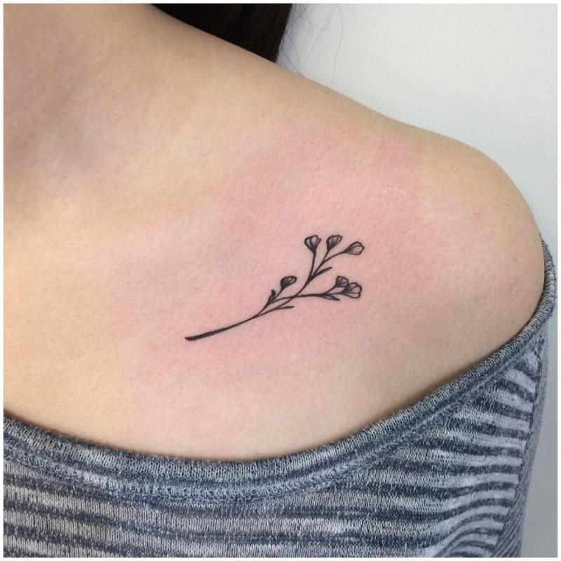 Fleur soignée sous la clavicule