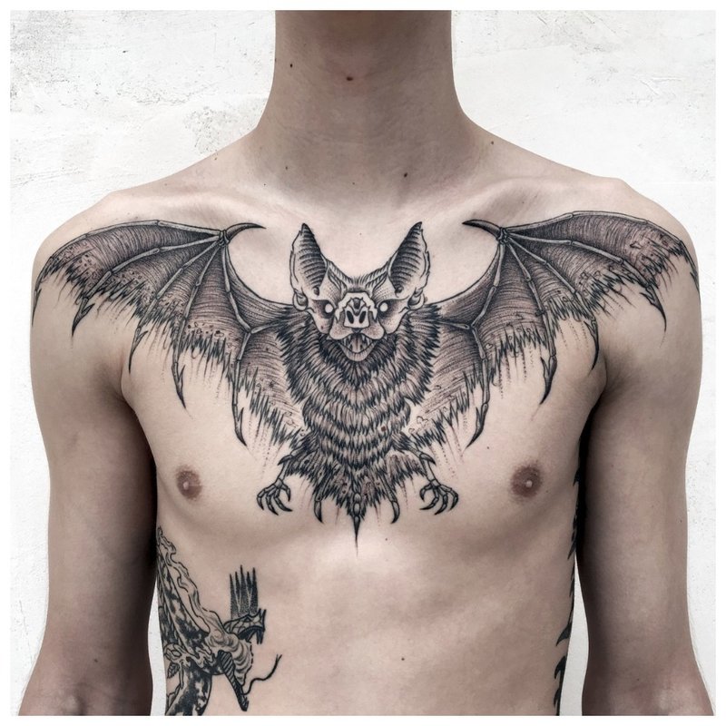 Homme tatouage thème animal sur la poitrine